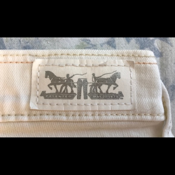 NWOT, size W28 pair of white Levi’s shorts. - Picture 6 of 8